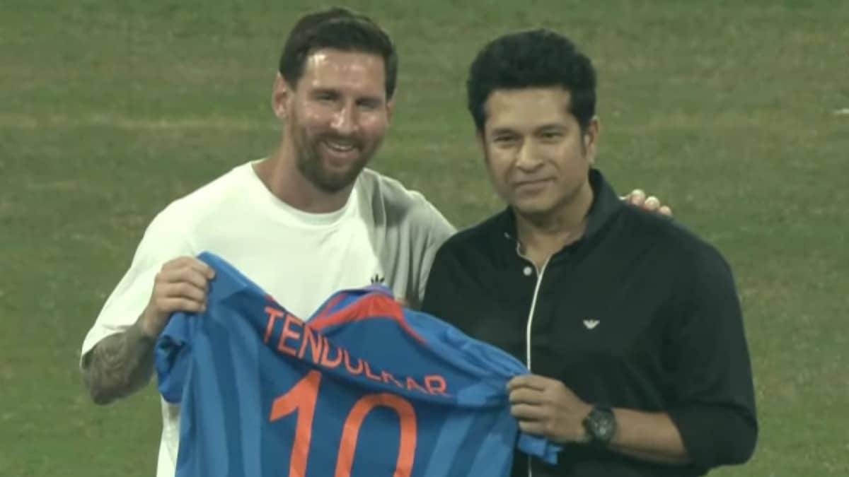 Sachin Tendulkar Meets Lionel Messi At Wankhede Stadium, Cricket Icon Presents Signed Jersey To Argentine Footballer