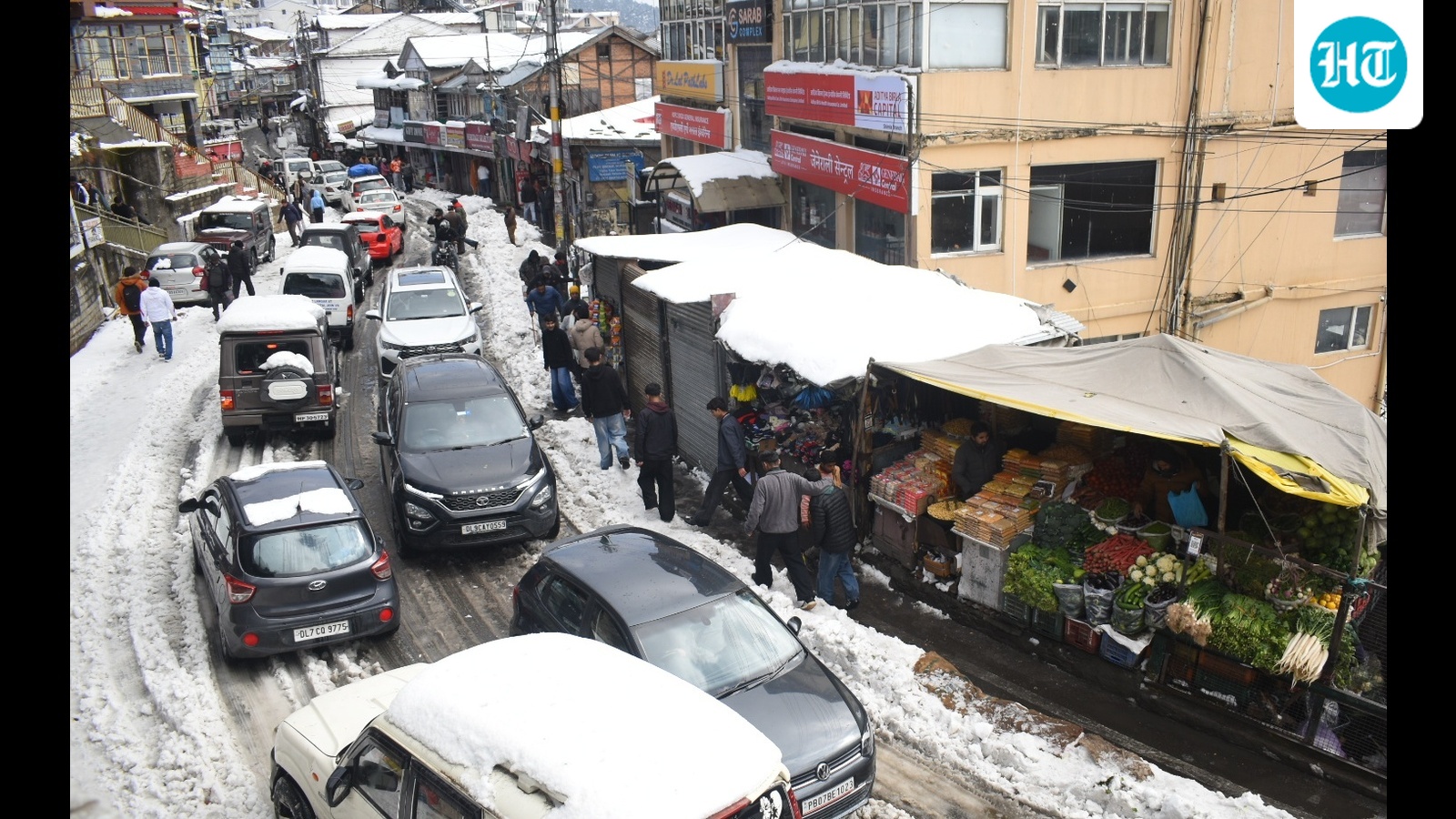 Heavy snowfall throws life out of gear in Himachal; 683 roads blocked