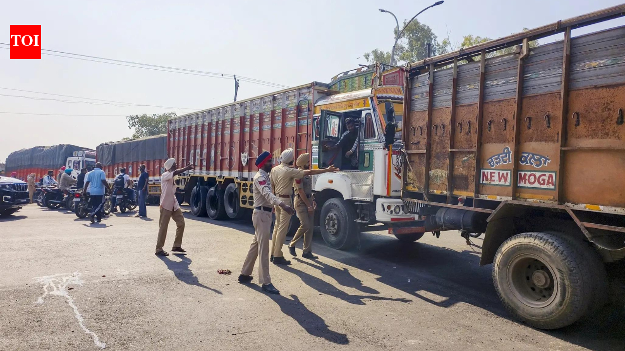 Trucks carrying loose loads to be hard topped; govt to notify rule soon