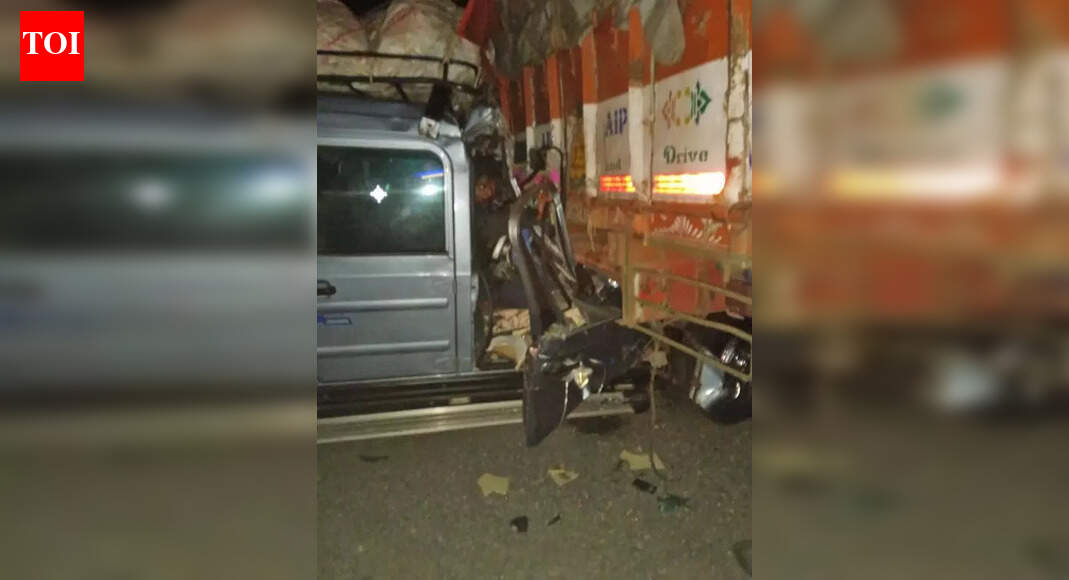 Four Ayyappa devotees die as vehicle hits truck parked on highway in Karnataka