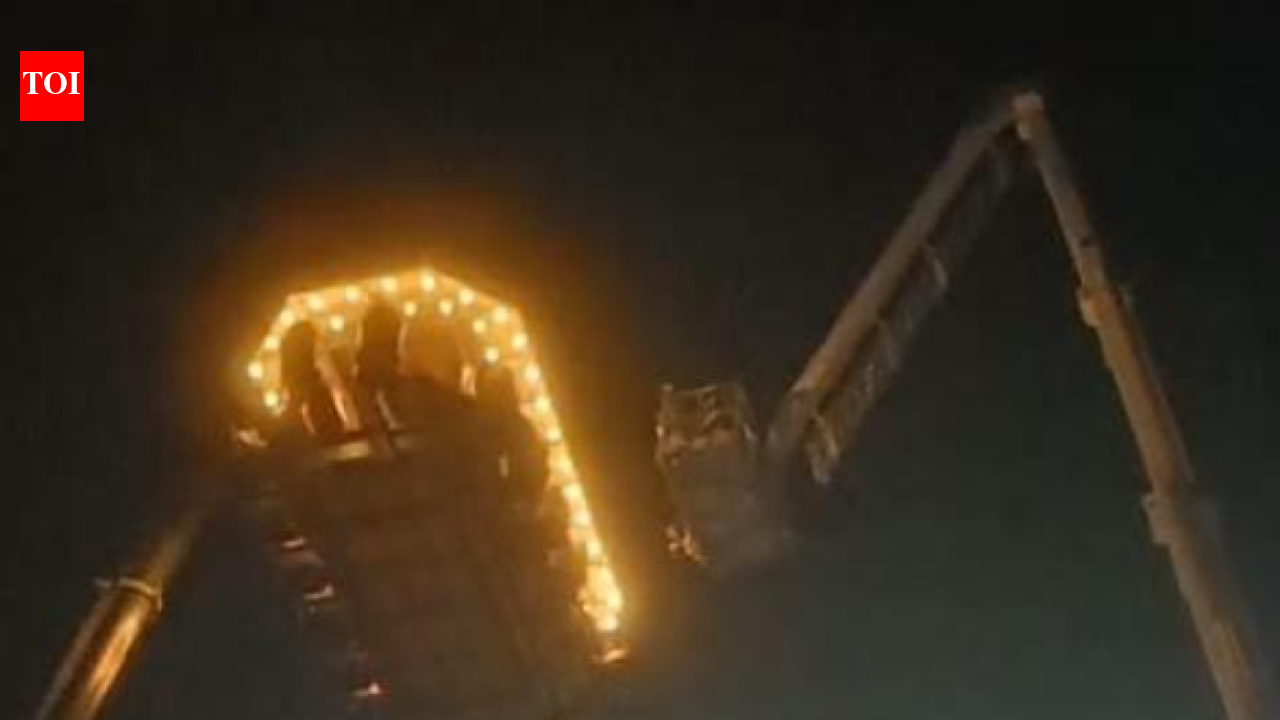 20 people rescued after being stuck in roller coaster in Coimbatore