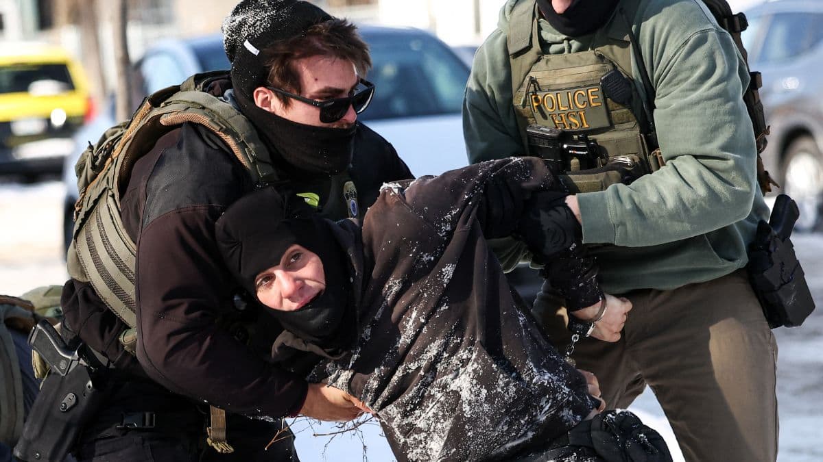 US pulls 700 immigration officers from Minnesota after protests over fatal shootings