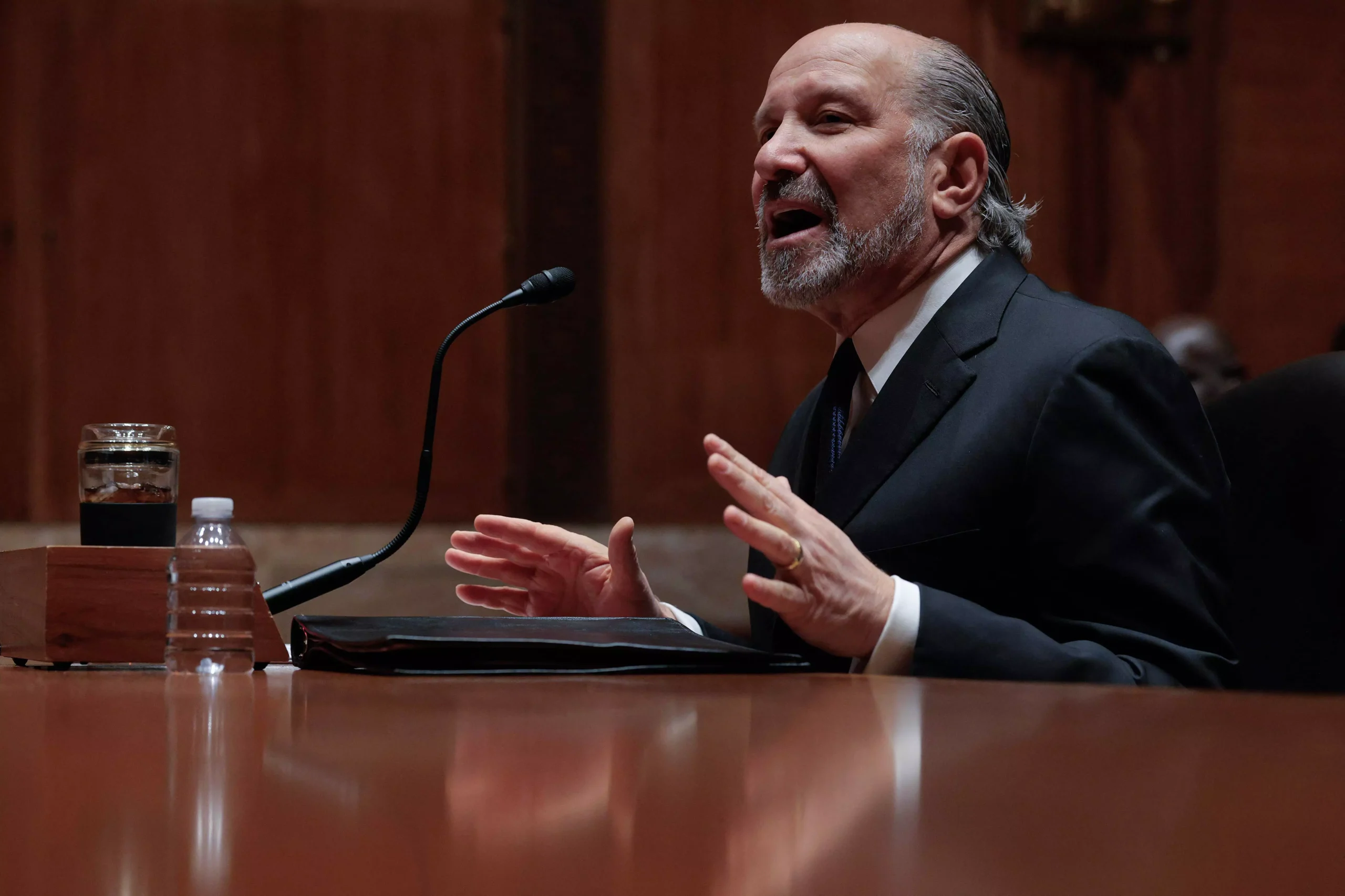 US Commerce Chief Admits Epstein Island Lunch but Denies Closer Ties