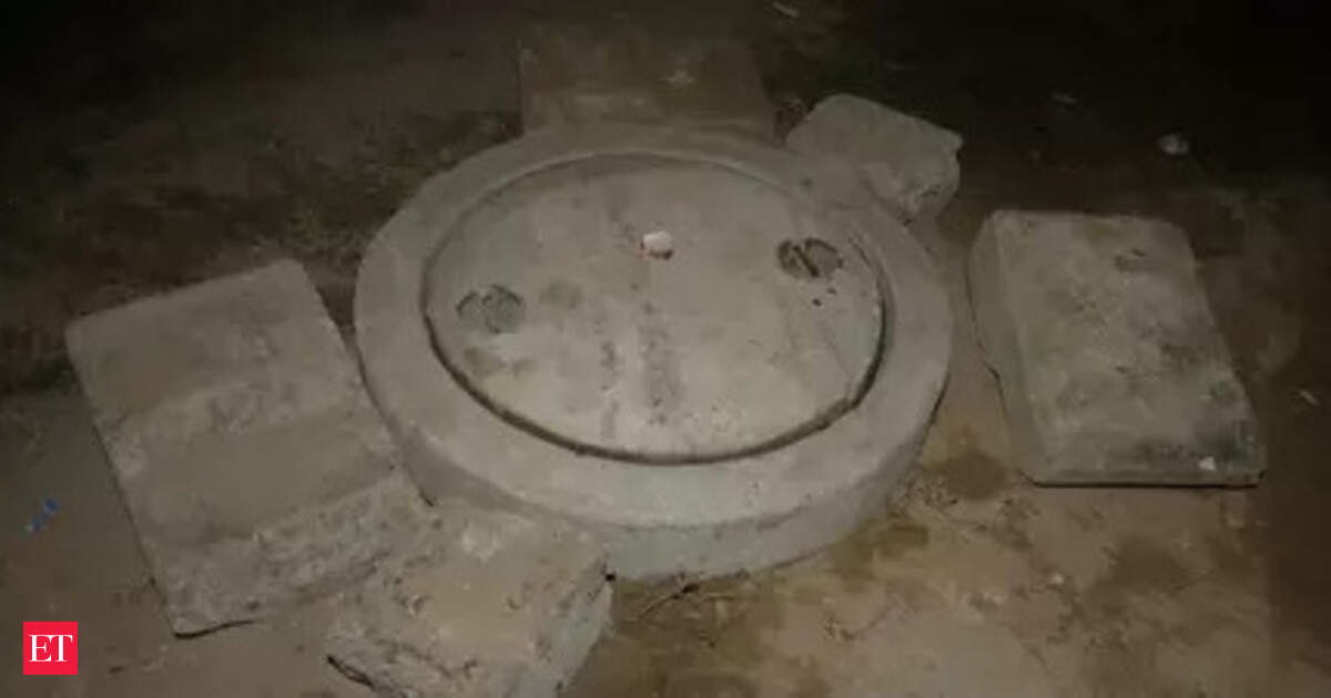 Rohini tragedy: Drunk labourer dies after falling into open sewer manhole in Delhi; pulled out next day