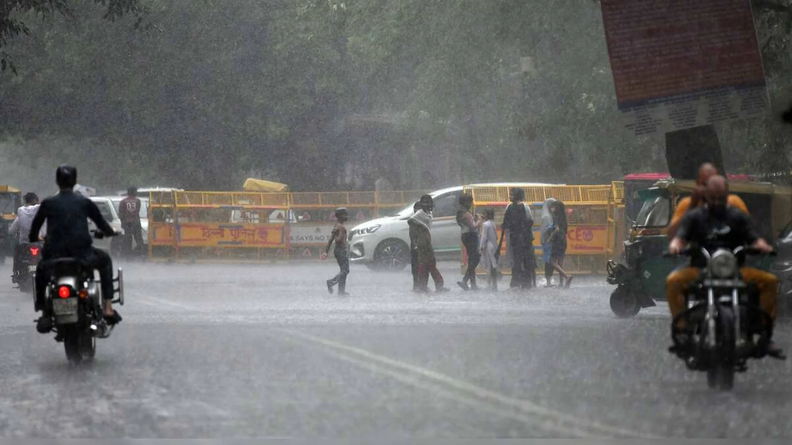 Light Rain Lashes Delhi After Hottest Feb Day in 5 Years; IMD Issues Yellow Alert