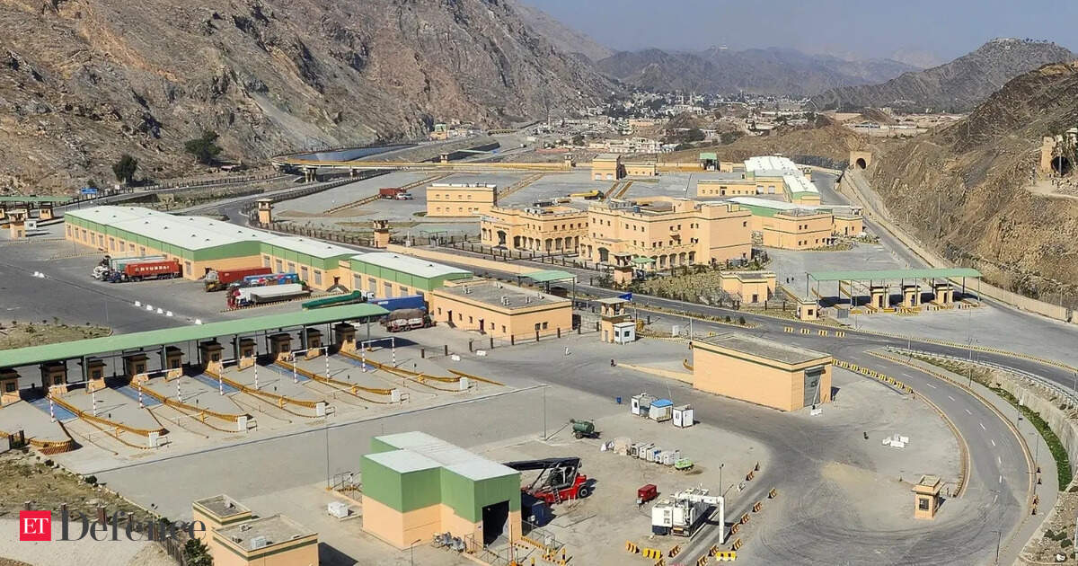 Blasts in Kabul amid Afghan border battles with Pakistan