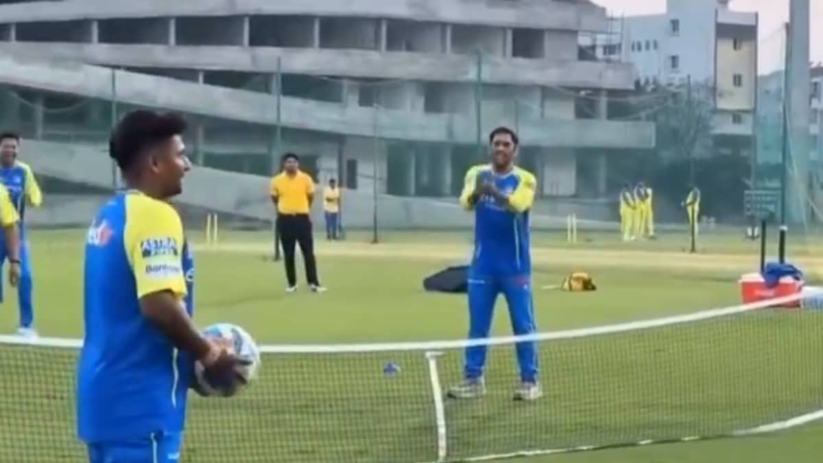 WATCH | MS Dhoni’s Expression to Sarfaraz Khan’s Goof-up is EPIC