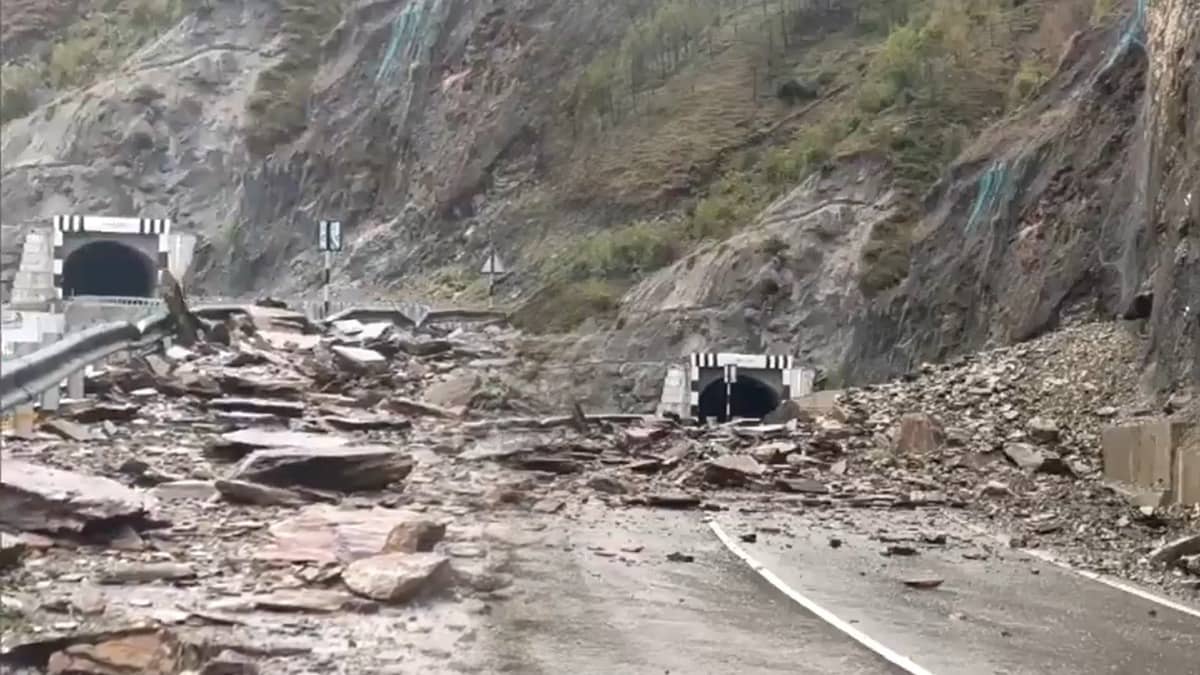Jammu-Srinagar National Highway Blocked As Rain Triggers Landslide