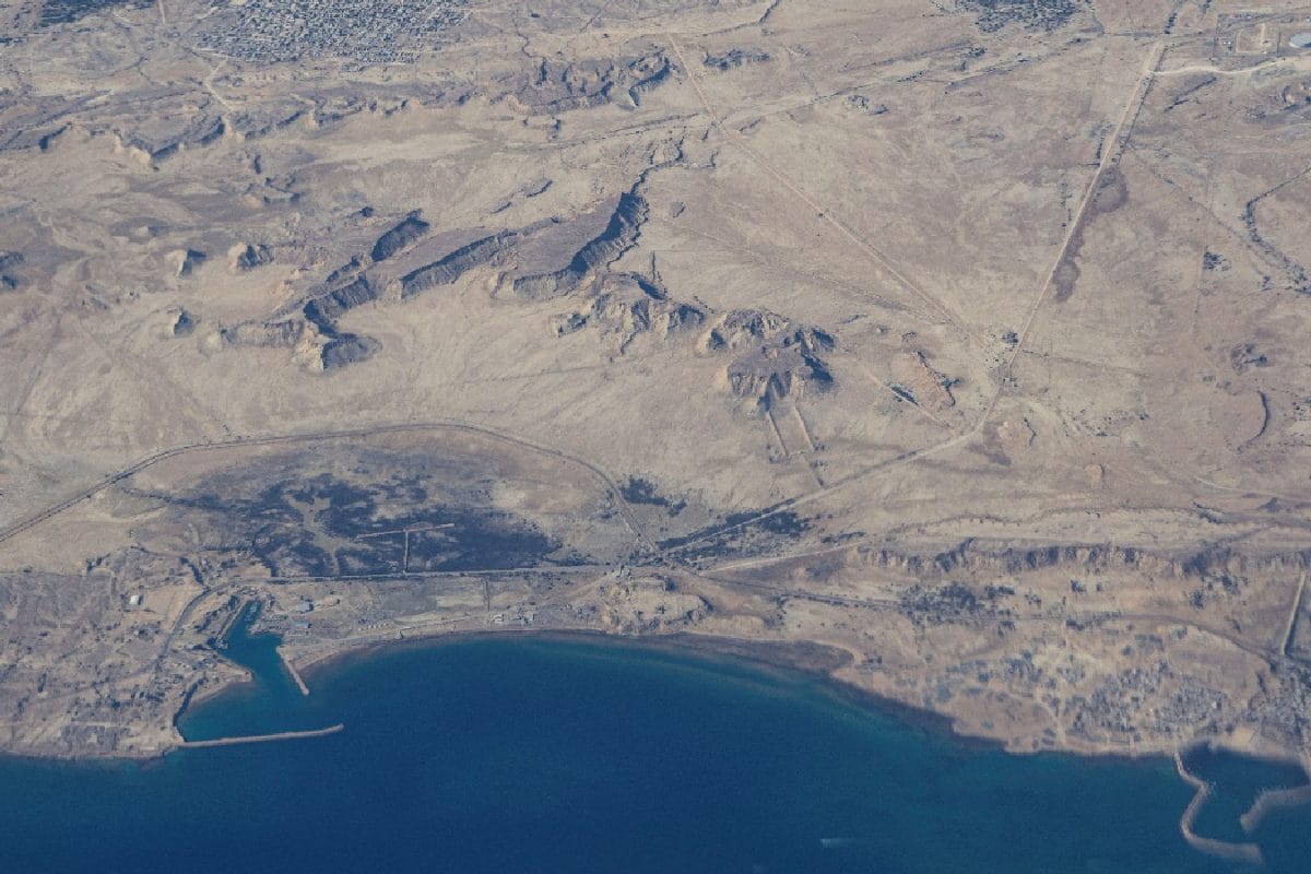 Oil Falls 10%, Markets Rally As Iran Reopens Strait Of Hormuz During Ceasefire