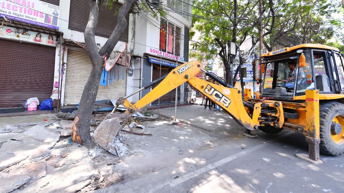 GHMC takes up footpath clearance drive