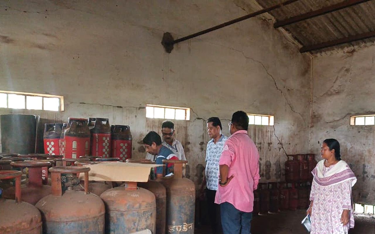 989 LPG cylinders seized from Indane gas agency in Odisha’s Balasore