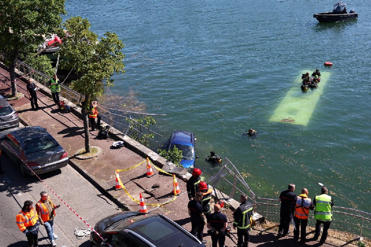 Bus Carrying Four People Falls Into Seine River In Paris, All Rescued